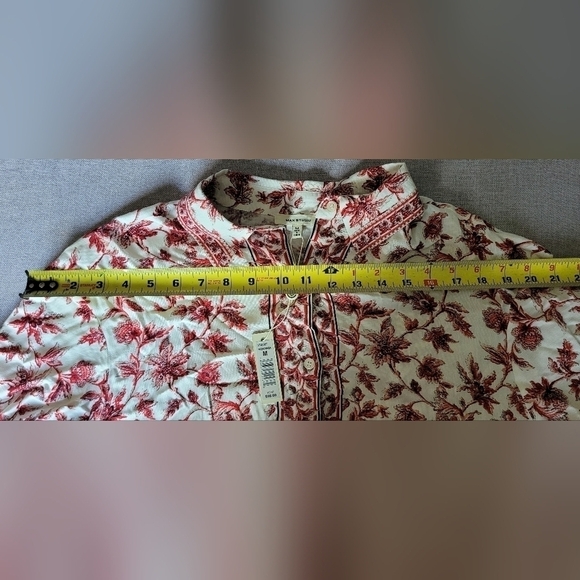 Max Studio NWT $98 Women's 100% Rayon White Black Red Floral Button Front Blouse - Picture 10 of 11